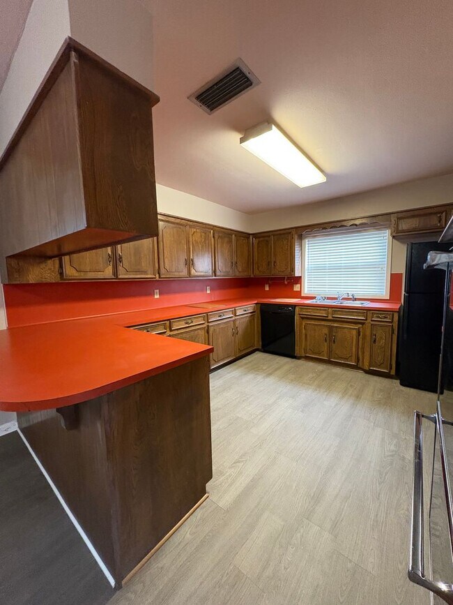 Foto del edificio - Beautiful 3 bedroom/2 bath with Garage and Central Air & Heat!