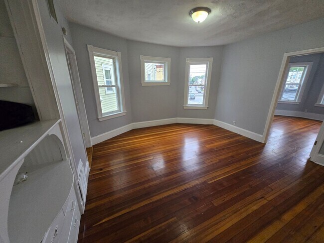 Building Photo - Spacious and Bright 3Bd 1 Bath Available f...