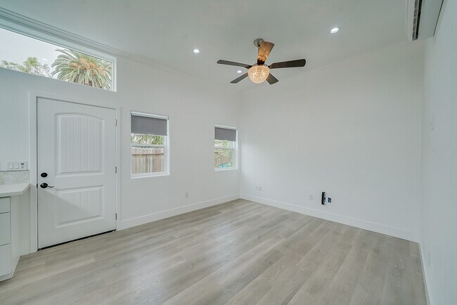 LVIVING ROOM - 1476 Kenneth Dr