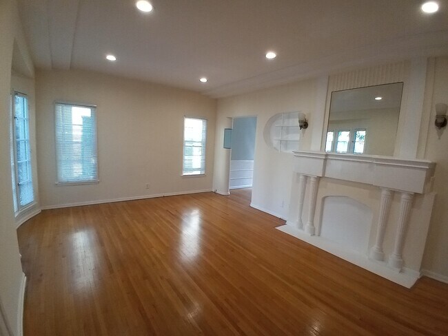 LIVING ROOM - 442 S Palm Dr