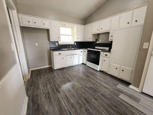 Building Photo - Charming 4-Bedroom Home with Spacious Yard...