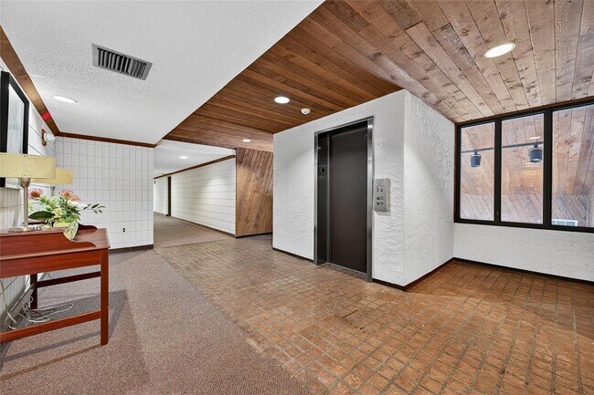 Building Photo - 2583 Countryside Blvd