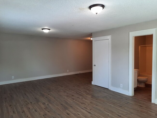 Foto del edificio - $1195 - 3 bedroom/ 2 bathroom plus bonus r...