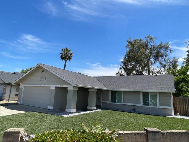 Foto del edificio - Beautiful Single Story Home Ready To Be Home!