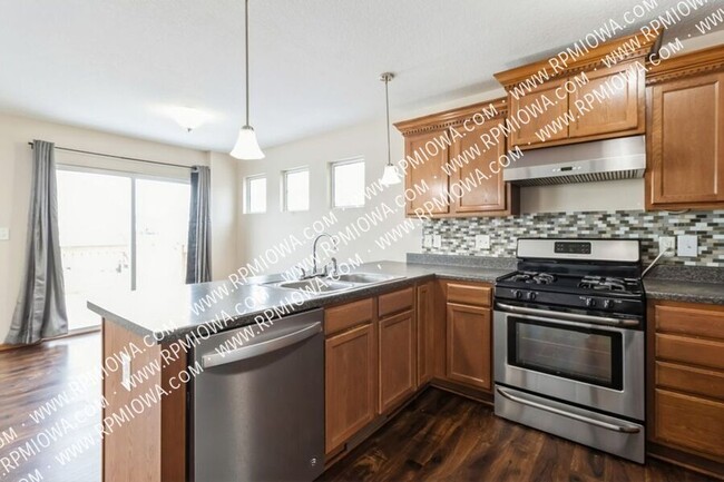 Building Photo - Commuter's Dream!!  3 Bedroom, 2.5 Bathroo...