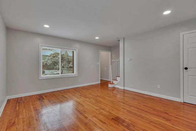 Building Photo - 354 N Roosevelt Ave