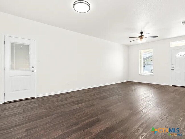 Foto del edificio - 5104 Rose Gdn Lp