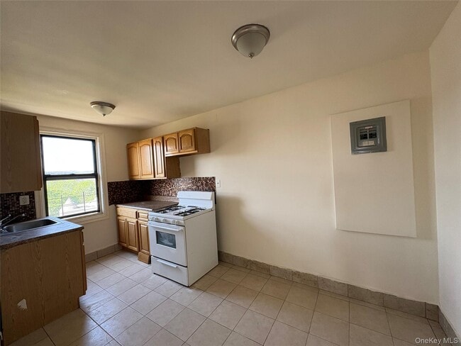 Building Photo - 30 Locust Hill Ave