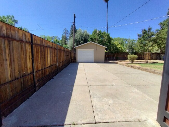 Building Photo - 1412 Del Mar Ave