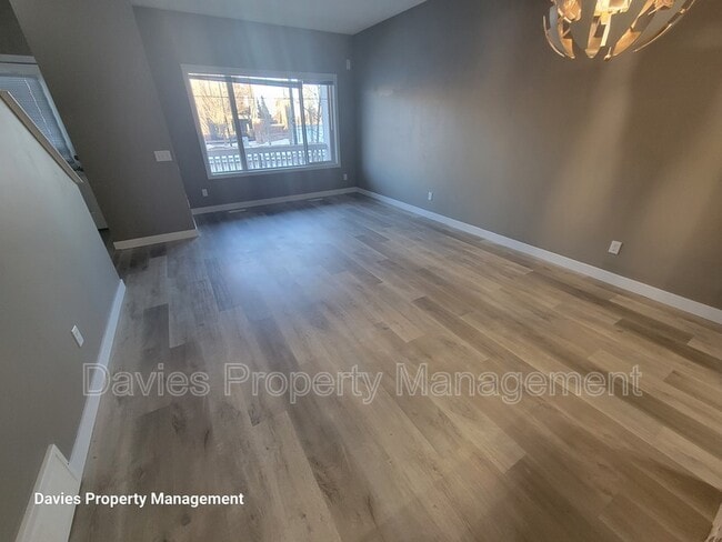 Photo du bâtiment - 8209-8217 217 St NW