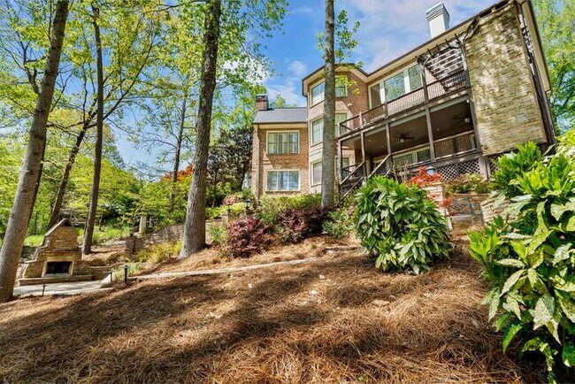 Foto del edificio - 7015 Blackthorn Ln