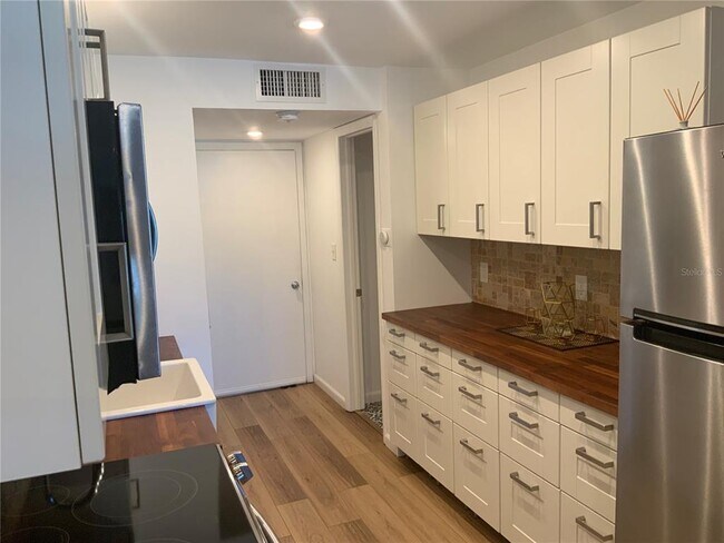 Building Photo - 4725 Cove Cir