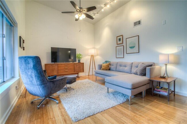 Foto del edificio - 2200 Dickson Dr