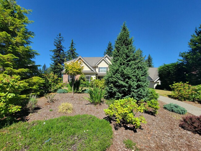 Building Photo - Gorgeous, Luxurious, Spacious Lakefront Ho...