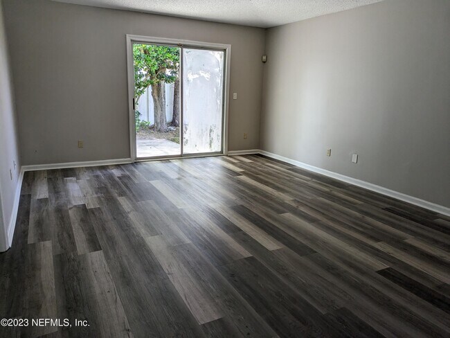 Foto del edificio - 3328 Tennis Hills Ln