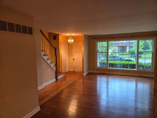Building Photo - 2S663 Ave Normandy E