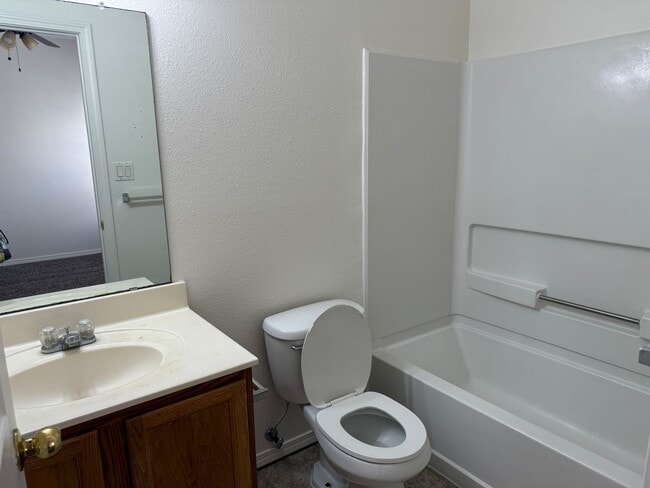 Building Photo - Beautiful 3 Bedroom, 2 Bath Within Walking...