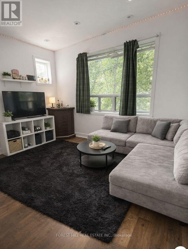 Building Photo - 378 Bloor St W