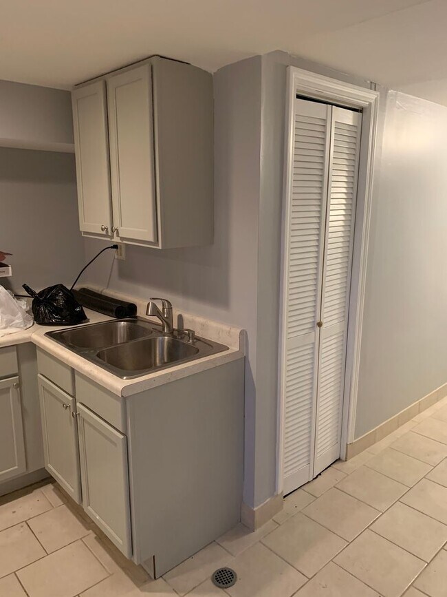 3508 W Diversey Ave Unit Gdn, Chicago, IL 60647 Room for Rent in