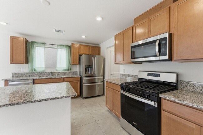 Foto del edificio - Three-Bedroom House For Rent!