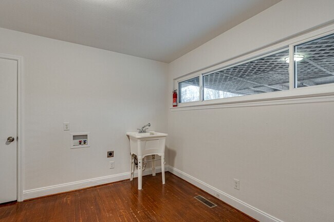 Foto del edificio - Three Bedroom Two Bathroom House For Rent