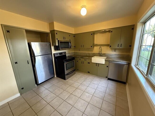 Building Photo - 4538 NE Killingsworth St