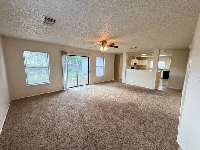 Foto del edificio - Spacious 3-Bedroom Home Near Randolph AFB ...