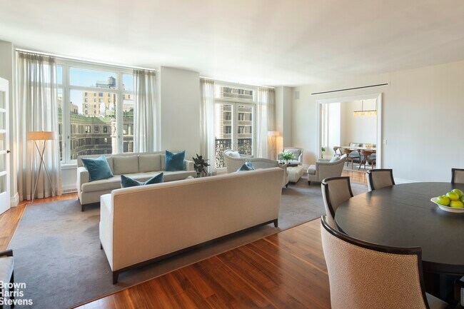 Foto del edificio - Furnished 4 Bedroom at The Laureate!