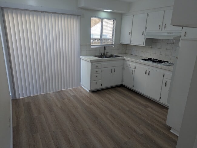 Building Photo - 216 Melrose Dr