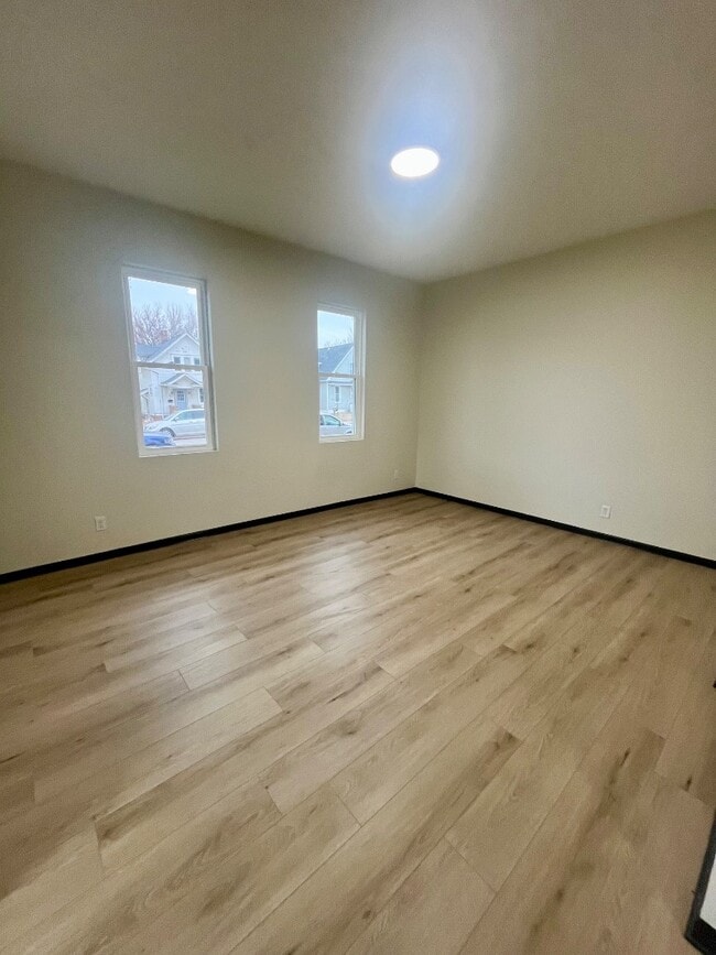 Building Photo - 914 7th Ave