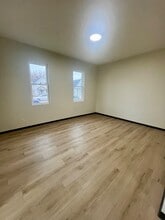 Building Photo - 914 7th Ave