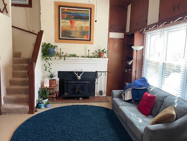 Sala de estar con estufa de leña - 137 Oak St