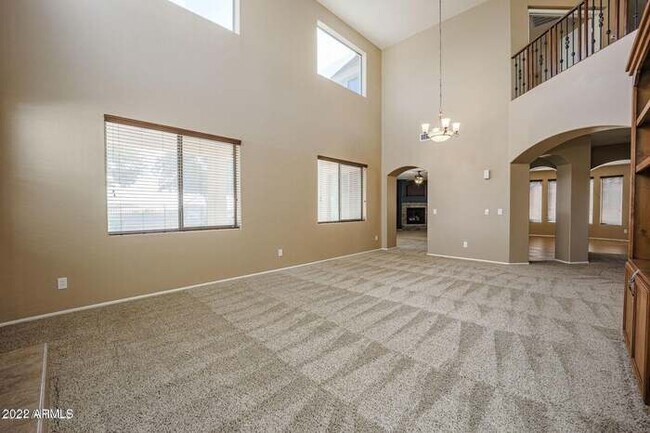 Building Photo - BEAUTIFUL SURPRISE HOME