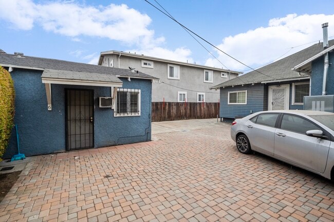 Building Photo - 1259 W 35th St