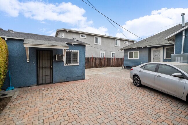 Foto del edificio - 1259 W 35th St