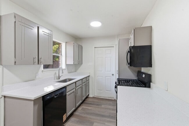 Building Photo - Amazing in Arlington