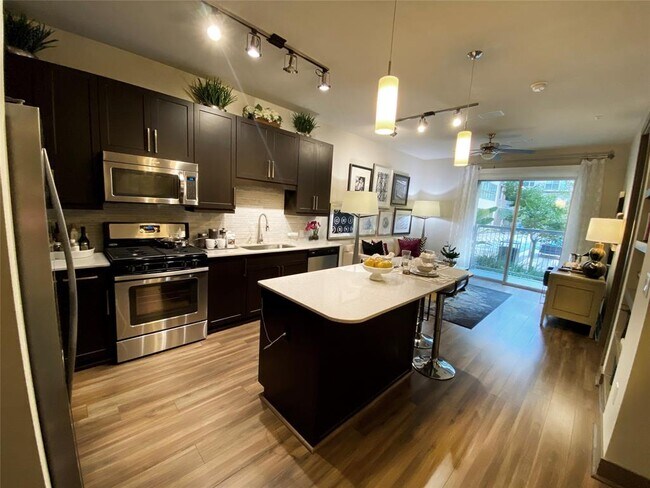 Building Photo - 10402 Town and Country Way