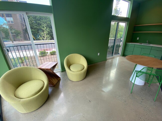 Foto del edificio - Room in Condo on S Duke St
