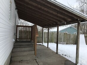 Building Photo - 116 Benton St