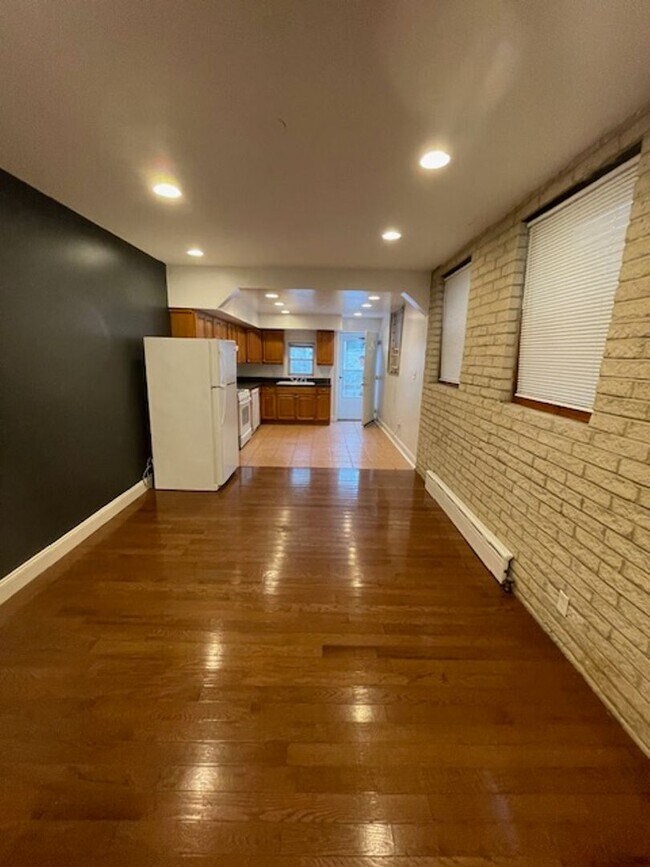 Building Photo - Huge 3 bed in Newbold South Philadelphia