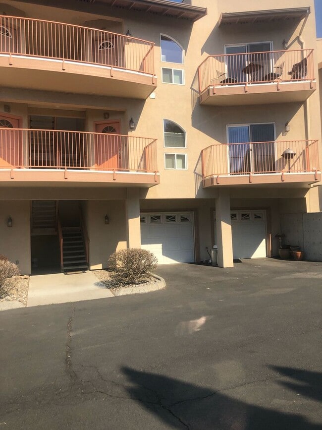 Building Photo - Fully Furnished Lakefront Condo!! 6 Month Lease Available!