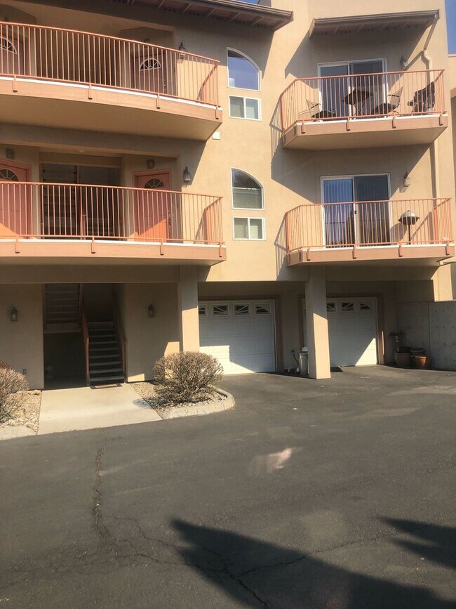 Foto del edificio - Fully Furnished Lakefront Condo!! 6 Month Lease Available!