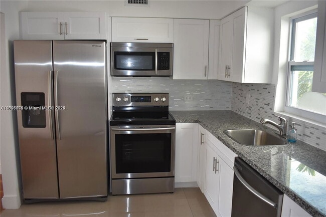 Building Photo - 9720 W Bay Harbor Dr