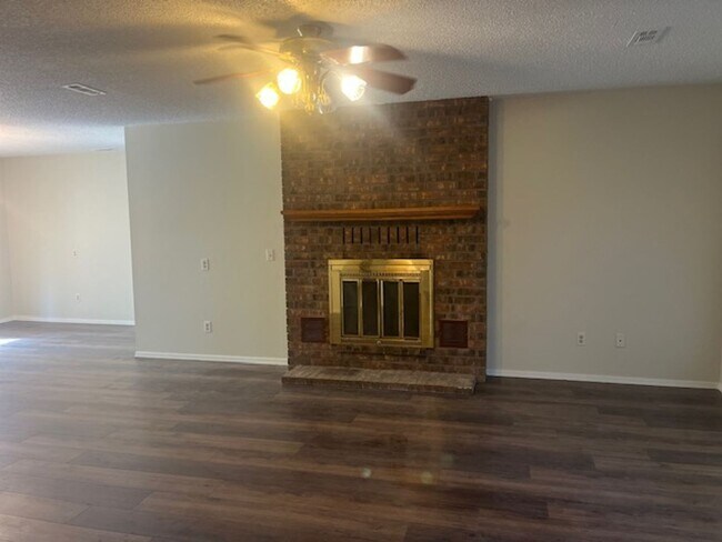 Building Photo - 4 Bedroom 2 bath Rogers!