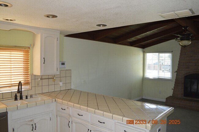 Foto del edificio - 1125 W Tuolumne Rd