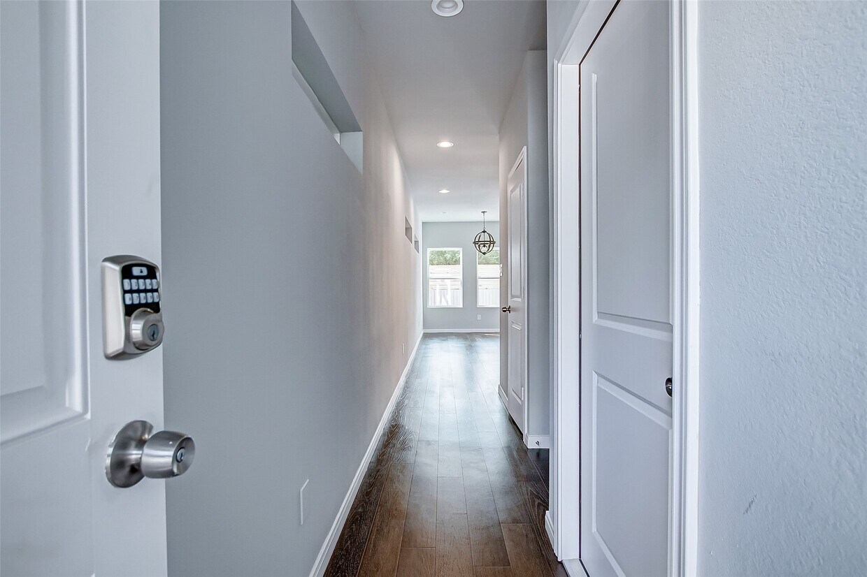 Foto principal - 4915 Paradigm Ln