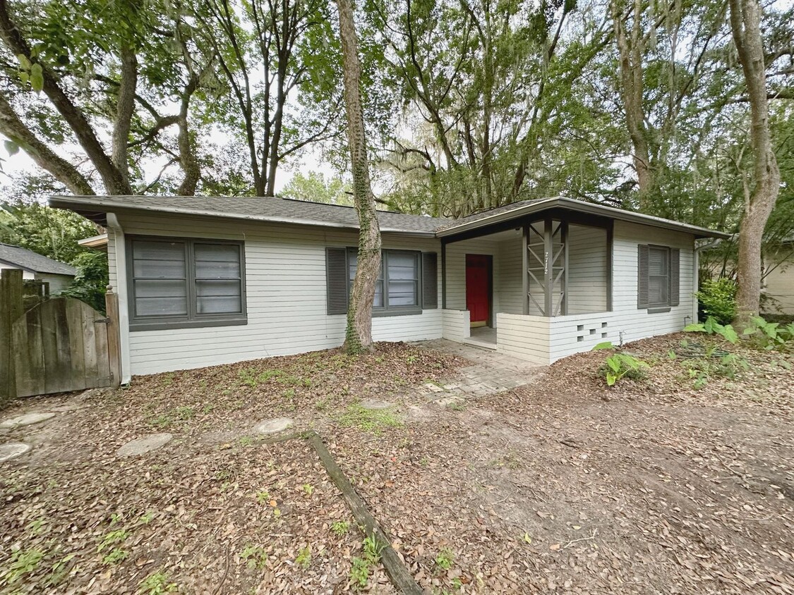 Primary Photo - Large 3 Bedroom, 2.5 Bathroom House -- Acr...