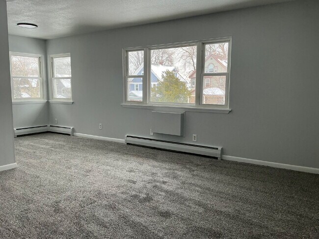 Foto del edificio - Spacious One-Bedroom unit on Pullman Ave!