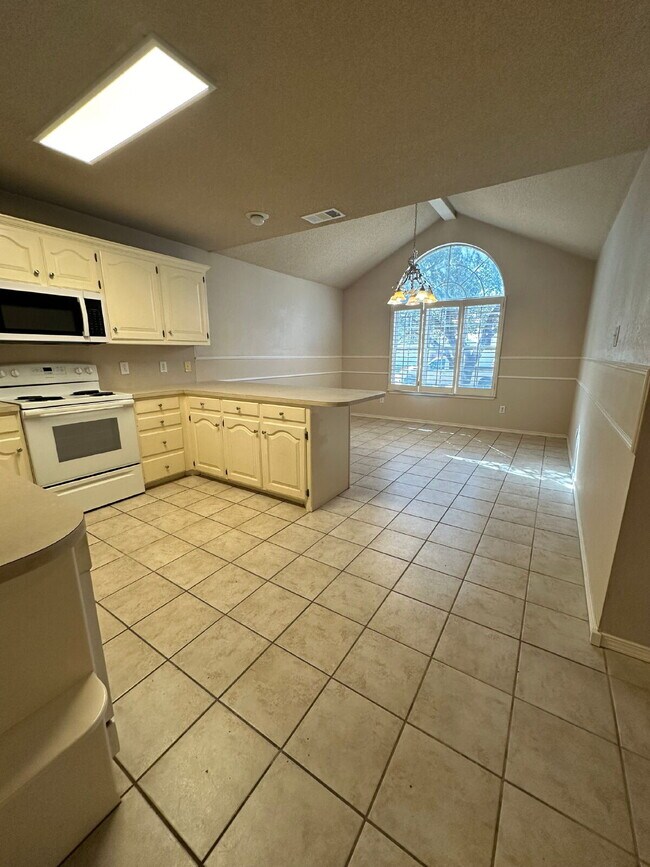 Building Photo - Spacious 3/2/2 - Freshly Updated