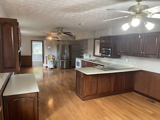 Foto del edificio - Charming 4 Bedroom, 3 Bathroom Home in the...